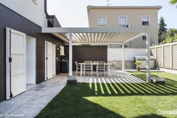 Pergola bioclimatica Alba Corradi con pilastro disassato