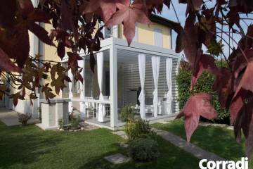 Pergola bioclimatica Alba Corradi con tende trasparenti