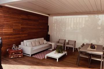 Pergola bioclimatica Imago con arredi Manutti e decking in Ipe