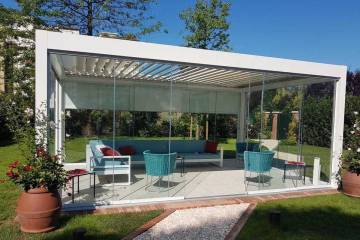 Pergola bioclimatica Maestro Corradi con vetrate tutto vetro