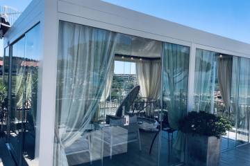 Pergola bioclimatica Med Twist con vetrate