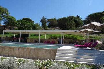 Pergola Nomo Pratic con arredi Roda e ombrelloni Tuuci