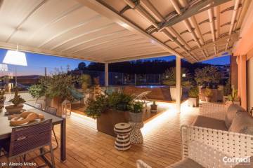Pergotenda Maestro Corradi con telo curvo e decking in teak