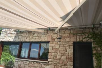 Tenda con bracci telescopici Jumbo Stobag con fissaggio su pietra