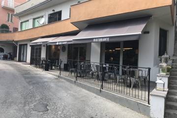Tende con scritte pubblicitarie