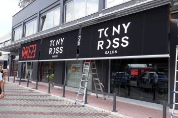 Tende cassonate con scritte pubblicitarie