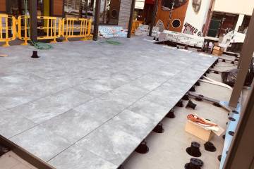 Installazione pedana in gres con piedini regolabili