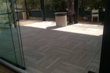 Pedana in gres con tende e vetrate
