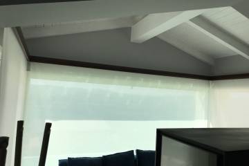 Tenda a rullo con tessuto filtrante motorizzata con fascia decorativa